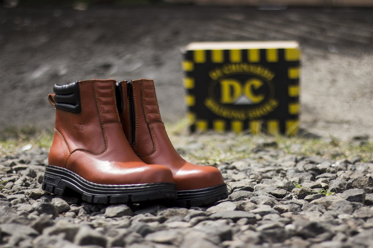 Anda tentu pernah mendengar sepatu boots safety pria dari Fintoni. Brand ini mungkin tidak terkenal di kalangan mainstream, tapi di kalangan sepatu boots dan safety, brand ini sudah cukup dikenal. 